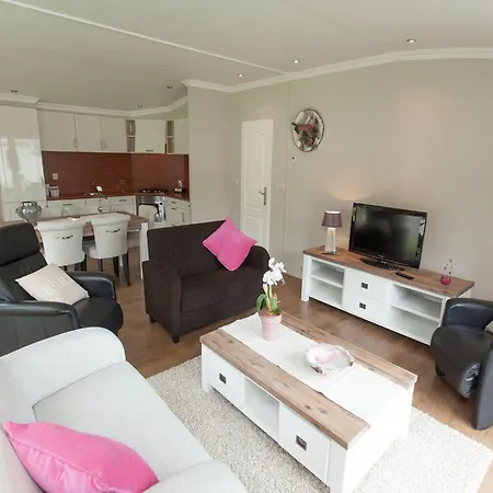 Chalet Spacious With Pool *
