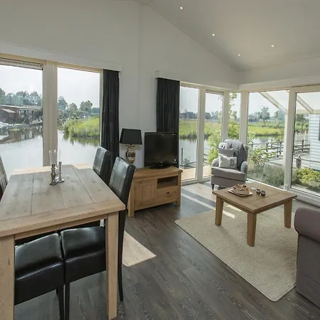 Chalet Spacious With Pool West-Graftdijk